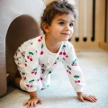 Pajac dziewczęcy bez stópek ecru w wisienki