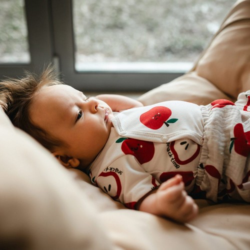 Body niemowlęce rozpinane z krótkim rękawem ecru w jabłuszka