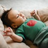 Body niemowlęce rozpinane z krótkim rękawem zielone z jabłuszkiem