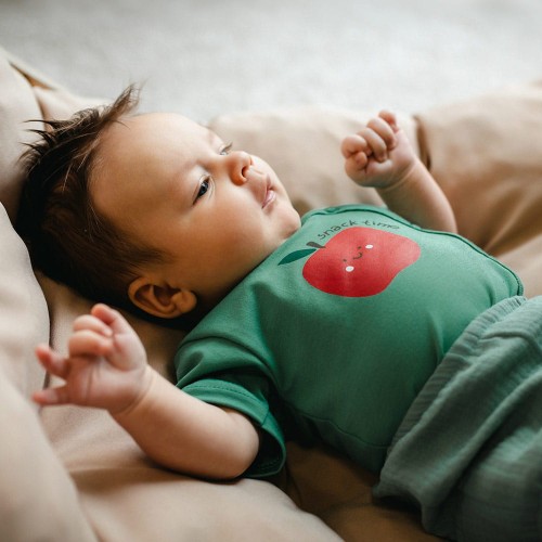 Body niemowlęce rozpinane z krótkim rękawem zielone z jabłuszkiem