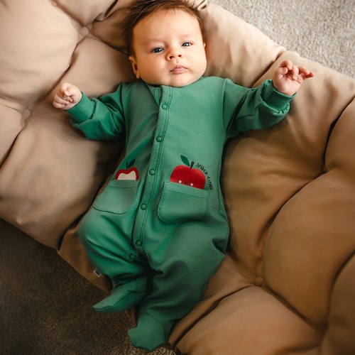 Pajac niemowlęcy ze stópkami zielony z jabłuszkami