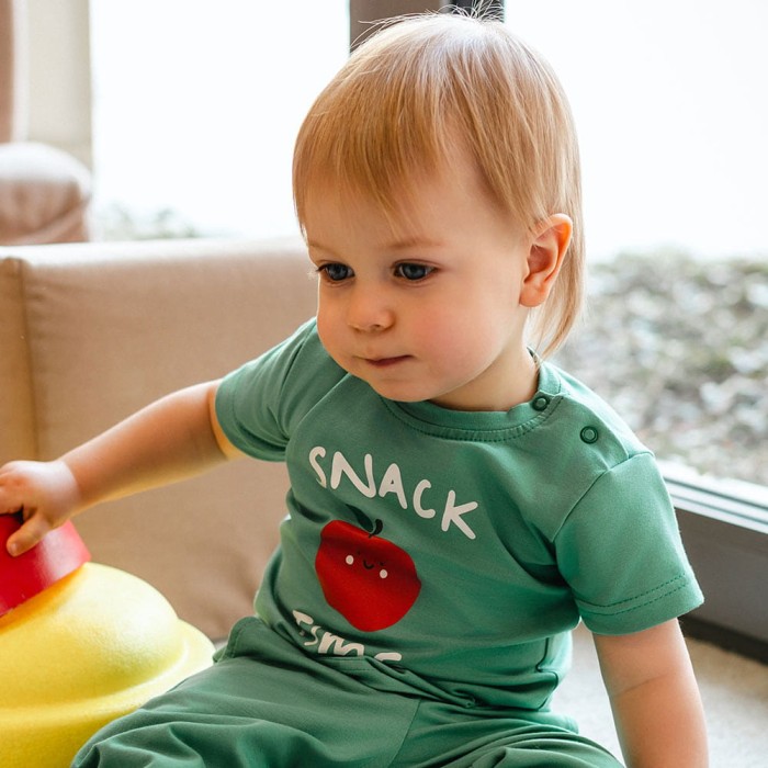 T-shirt dziecięcy zielony z jabłuszkiem