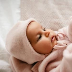 Czapka wiązana merino różowa