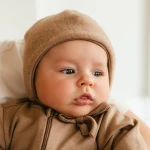 Czapka wiązana merino karmelowa