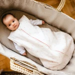 Śpiworek niemowlęcy kremowy w kwiatuszki 1,5 TOG
