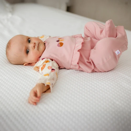 Zestaw niemowlęcy kaftanik ecru i śpiochy różowe w żołędzie