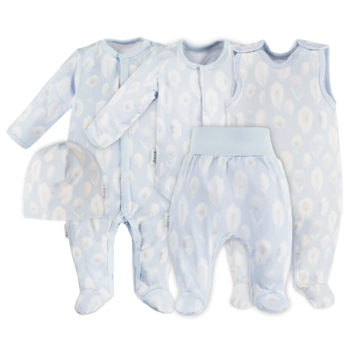 Zestaw bambusowy pajac, śpiochy, body, czapka i półśpiochy niebieskie w piórka 