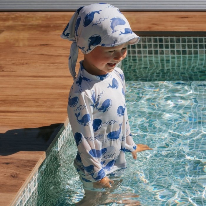 UV T-shirt in ecru with blue whales