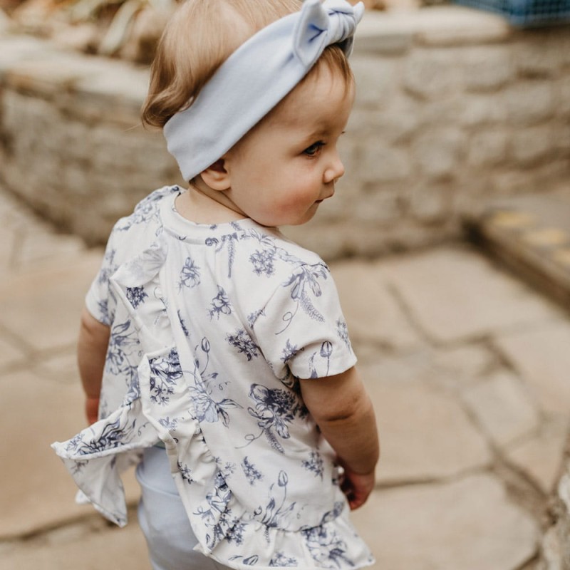 Bluzka dziecięca z rozcięciem na plecach biała w niebieskie kwiaty