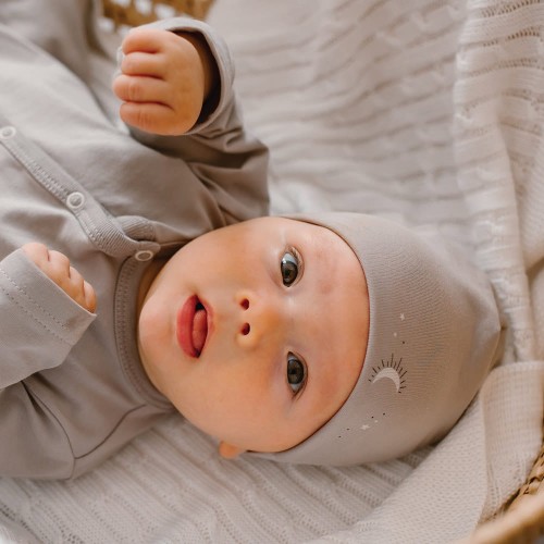 Baby hat with star pattern beige