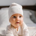 Czapka niemowlęca ecru w gwiazdki
